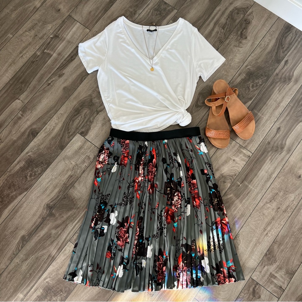 ONLY Grey/Floral Pleated Skirt - Elastic Waist - size L